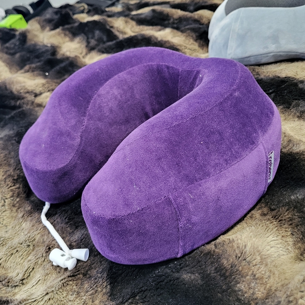 Cabeau Evolution Plus Memory Foam Travel Neck Pillow (Left Tie Strap Missing)